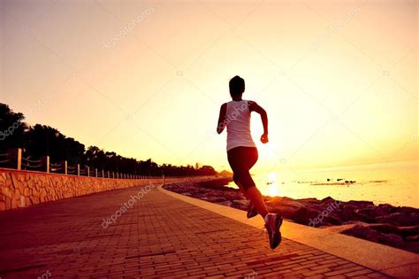 atleta corredor corriendo a orilla del mar. mujer fitness silueta ...