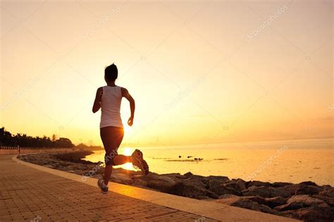 Atleta corredor corriendo a orilla del mar. mujer fitness silueta ...