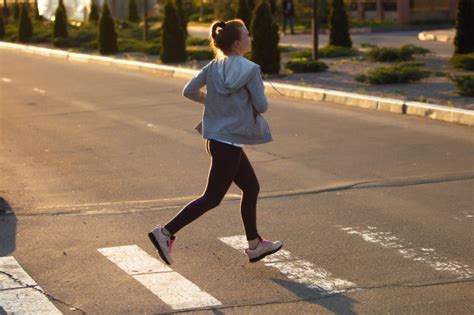 Atleta corredor corriendo en carretera. mujer fitness trotar ...