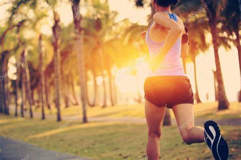 Atleta corredor corriendo en el parque tropical. fitness mujer correr ...