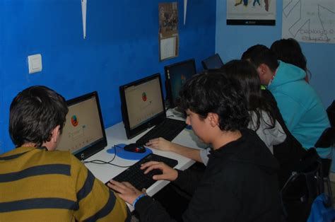 Aula de informática con adolescentes y jóvenes ...
