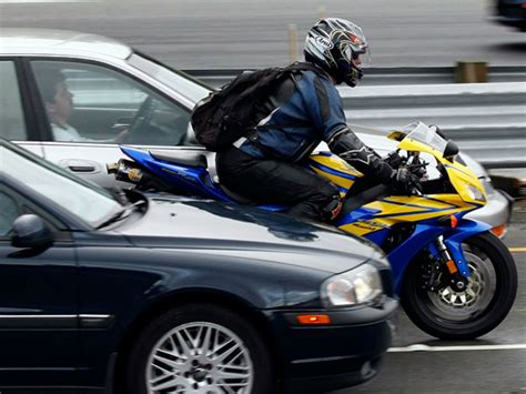 ¿Auto o moto? mira las 6 ventajas y desventajas | Motorbit