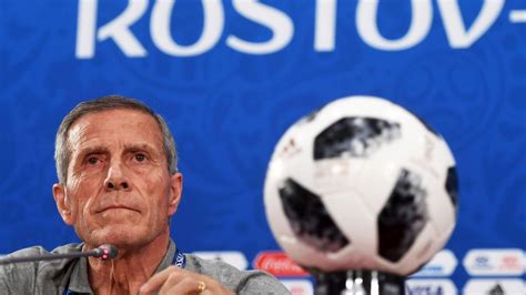 Avec Oscar Tabarez, l’Uruguay tient à son  Maestro    Coupe du monde ...