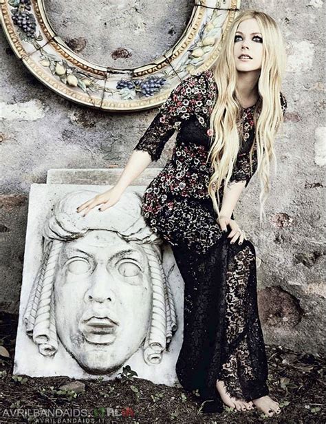 Avril Lavigne posa con il marito in un nuovo servizio ...