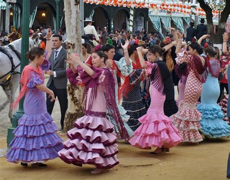 Bailando sevillanas. | Feria de sevilla, Vestidos de flamenca ...