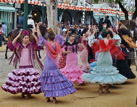 Bailando sevillanos. | Feria de sevilla, Feria, Moda flamenca