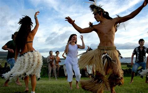 Bailes de Isla de Pascua tipicos para esa región con vestimenta