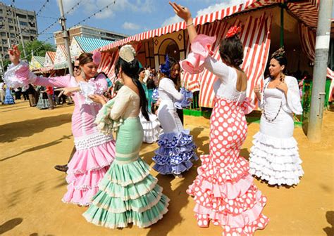 BAILES TÍPICOS DE ANDALUCÍA: TRAJES DE FLAMENCA EN FERIA DE ABRIL