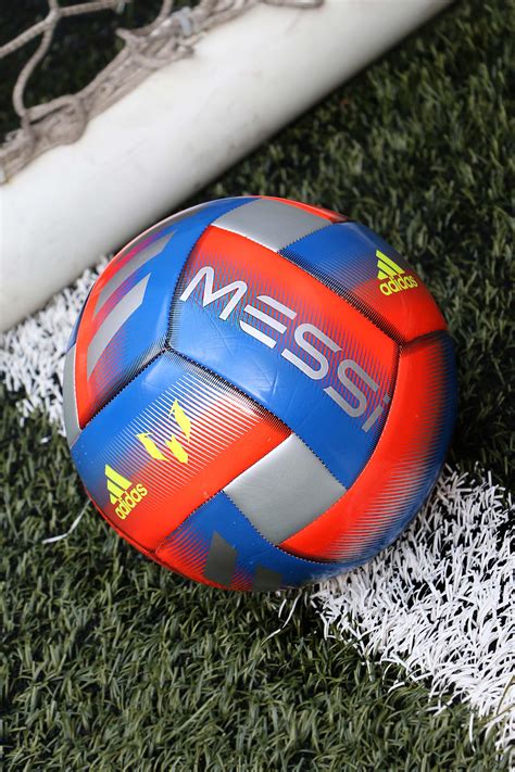 Balón de fútbol adidas de Lionel Messi. #futbolmaniakids # ...