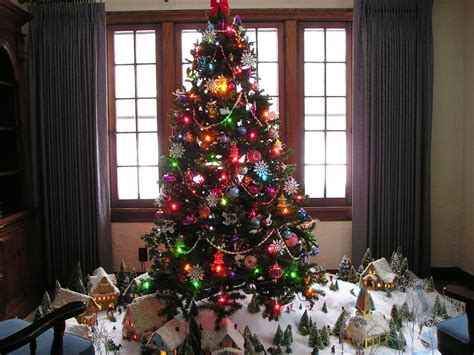 BANCO DE IMÁGENES GRATIS: 16 pinos de Navidad con esferas ...