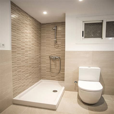 Baño con ducha grupo inventia baños de estilo moderno azulejos beige ...