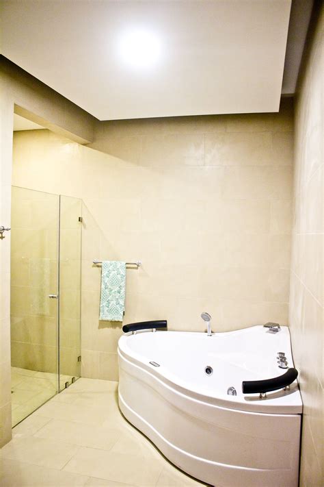 Baño principal con jacuzzi y ducha | Baños modernos, Diseños de ...