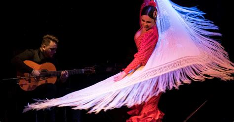 Barcelona: espectáculo de flamenco en el teatro City Hall | GetYourGuide