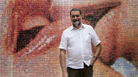 Barcelona inaugura el fotomosaico mural del beso de Joan ...