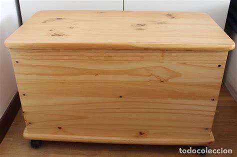 Baúl de madera de pino con ruedas. 73x40x45 cm.   Vendido ...