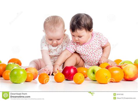 Bebés Divertidos Que Comen Las Frutas Sanas De La Comida Foto de ...