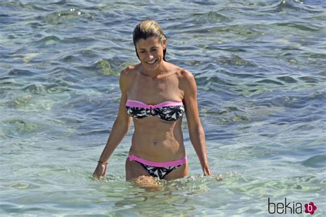 Begoña Gómez en bikini en Ibiza   Los famosos toman Ibiza y Formentera ...