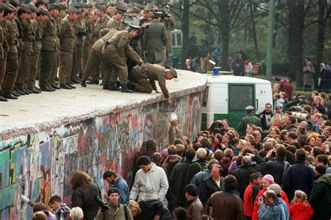 Berlín conmemora los 28 años de la caída del muro ...
