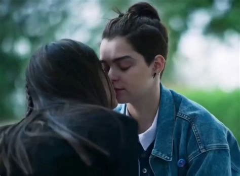 Beso Luciale | Celebridades adolescentes, Parejas lesbianas, Lesbianas