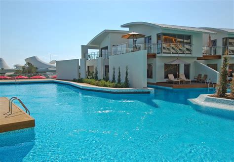 big amazing house | Banco de Imágenes Gratis: Casa moderna con piscina ...