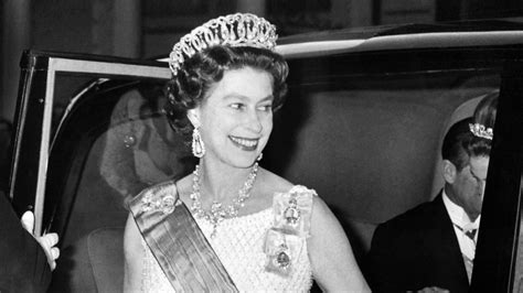 Biografía de la Reina Isabel II   Univision
