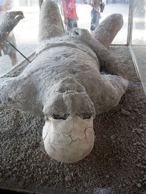 Body at Pompeii | Pompeya, Arqueología, Vesubio