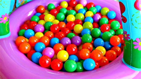 Bolas de Colores Con JUGUETES Para Niños| Color Balls Pool ...
