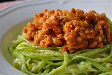 Boloñesa vegana de soja texturizada con espaguetis de calabacín ...