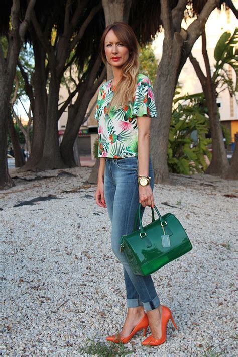 bolso verde y camisa | Ropa de moda, Atuendo, Moda
