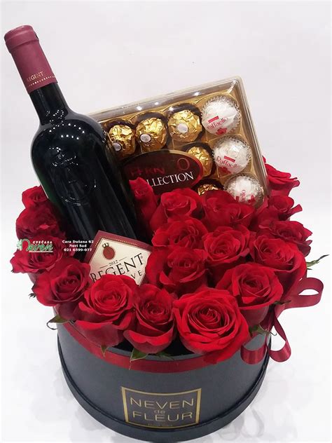Bombonjera i vino u ukrasnoj kutiji. | Valentines flowers ...