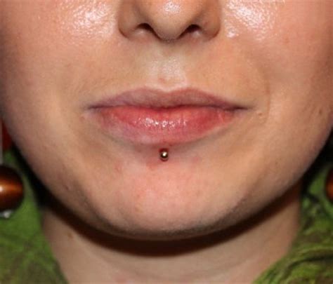 Bottom lip piercing Pain, Aftercare, Variations, Pictures ...
