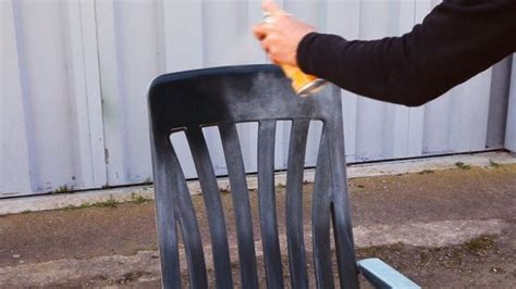 Bricomania: pintar una silla de plástico con spray Pintyplus