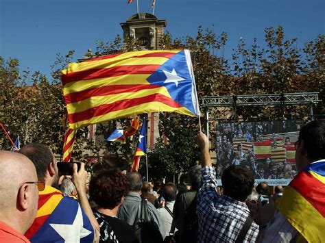 Bruselas insiste: si Cataluña se independiza de España, saldrá de la UE