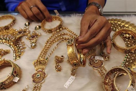Buy Gold Jewellery Online Within Your Budget!