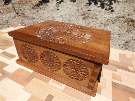 Caja de madera tallada: Un regalo con mucho encanto