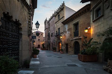 Calle Tradicional Del Pueblo Español Medieval En La Ciudad ...