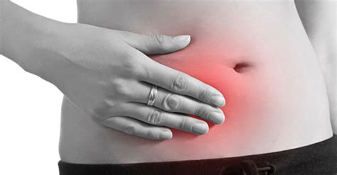 Cáncer de colon; algunos de los síntomas incluyen dolor ...
