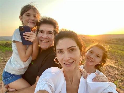 Cantor Daniel posta foto rara em família e diz que se ...