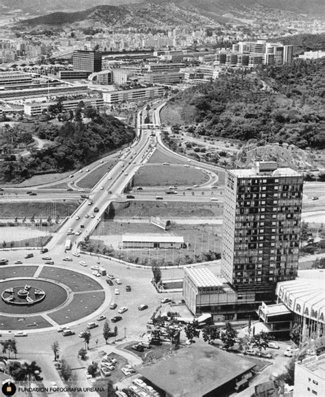 Caracas, años 70. Espectacular vista de la Plaza Venezuela. Edificio de ...
