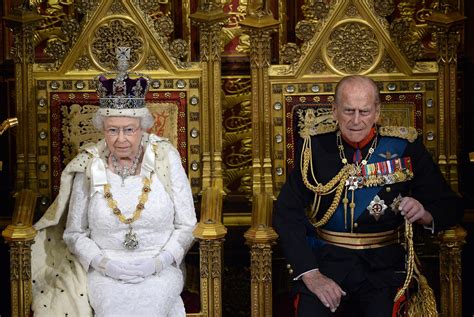 Carlos de Inglaterra y sus hermanos, volcados en la reina Isabel II ...