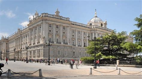 Carlos III inaugura el Palacio Real de Madrid