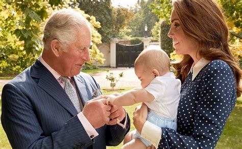 Carlos, príncipe de Gales, podría no darle el título a su nieto