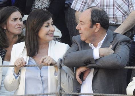 Carmen Martínez Bordiú disfruta con su novio de una tarde en Las Ventas