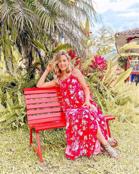 Carmen Villalobos fascina en su look más sencillo con maxi vestido rojo ...
