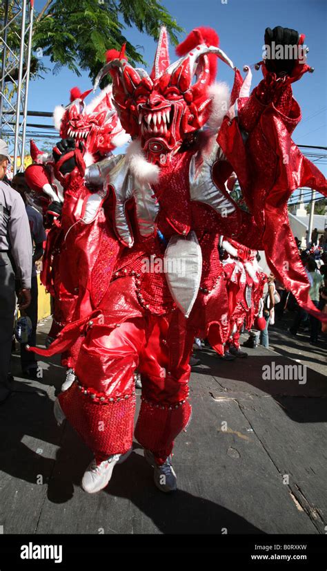 Carnaval participante vistiendo disfraces de diablo cojuelo realiza ...