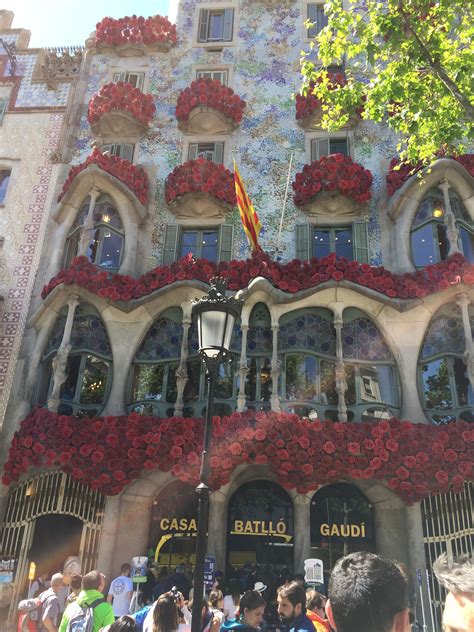 Casa Batlló celebra Sant Jordi Barcelona | Fair grounds, Grounds, Travel