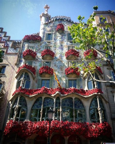 Casa Batlló, Diada de Sant Jordi. Barcelona. | La enciclopedia libre ...