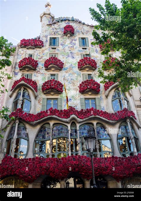 Casa Batlló, diseñado por Antoni Gaudí, adornada con rosetas roja ...