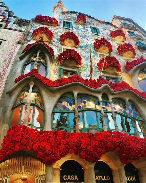 Casa Batllo Gaudí, decoraciones de Sant Jordi Barcelona, Antoni Gaudi ...