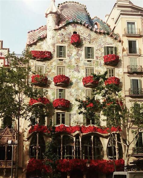Casa Batlló, Santb Jordi 2016 | Gaudi, Falling water architecture ...